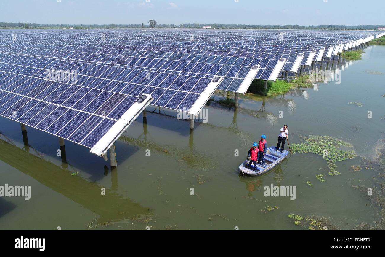 Tianchan, Tianchan, China. 10 Aug, 2018. Tianchang, CHINA - photovoltaische Kraftwerke am Fischteich in Tianchang gesehen werden, der ostchinesischen Provinz Anhui. Die lokale Regierung bemüht sich, die Fischzucht industrie mit PV-Industrie, die das Einkommen der Bauern verbessert zu kombinieren. Credit: SIPA Asien/ZUMA Draht/Alamy leben Nachrichten Stockfoto