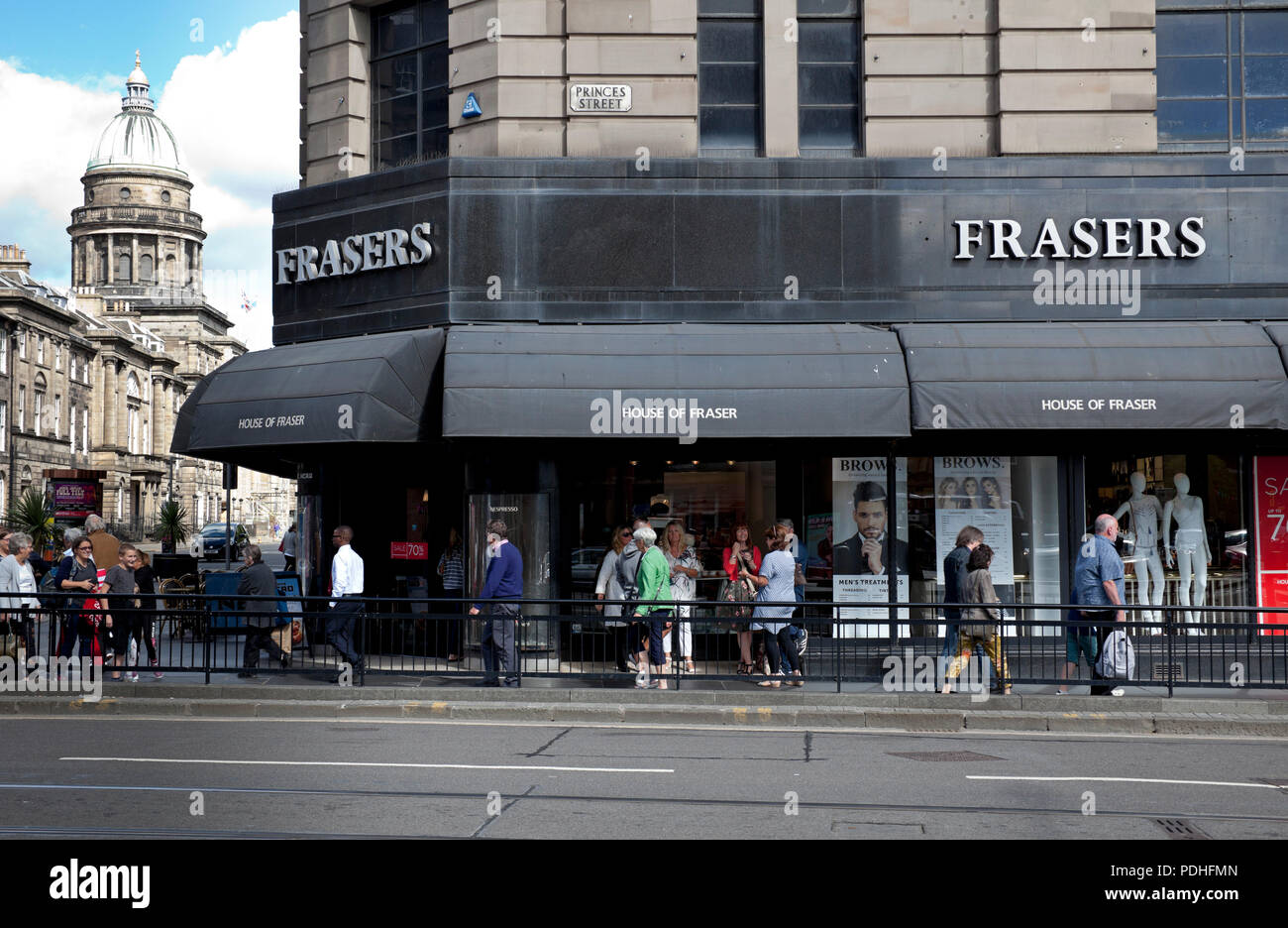 Edinburgh, Schottland, Großbritannien, 10. August 2018. Berichtet, dass House of Fraser zu Sport Direct für £ 90 m verkauft, entsprechend einer neuen Börse Ankündigung Sport direkt erworben hat alle Stores in Großbritannien von House of Fraser, der Marke und all ihrer Retail stock, heute früher House of Fraser berichtet wurde, die Verwaltung mit dem Verlust von 17.000 Arbeitsplätzen. Die westlichen Ende der Princes Street Branch am 10. November 2018 geschlossen, nachdem der Vermieter zuvor Ankündigung zu beenden. Stockfoto