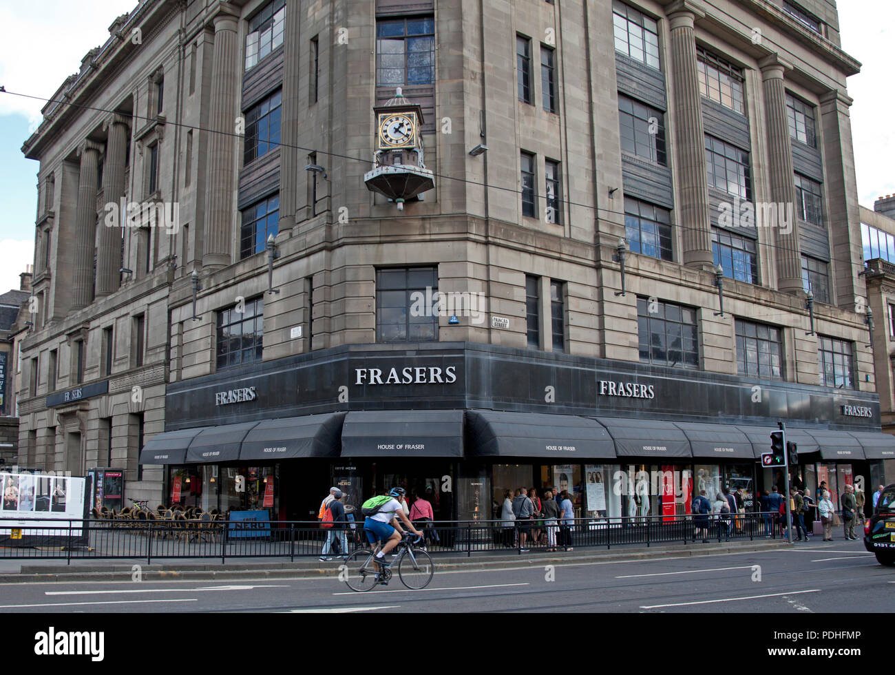 Edinburgh, Schottland, Großbritannien, 10. August 2018. Berichtet, dass House of Fraser zu Sport Direct für £ 90 m verkauft, entsprechend einer neuen Börse Ankündigung Sport direkt erworben hat alle Stores in Großbritannien von House of Fraser, der Marke und all ihrer Retail stock, heute früher House of Fraser berichtet wurde, die Verwaltung mit dem Verlust von 17.000 Arbeitsplätzen. Die westlichen Ende der Princes Street Branch am 10. November 2018 geschlossen, nachdem der Vermieter zuvor Ankündigung zu beenden. Stockfoto