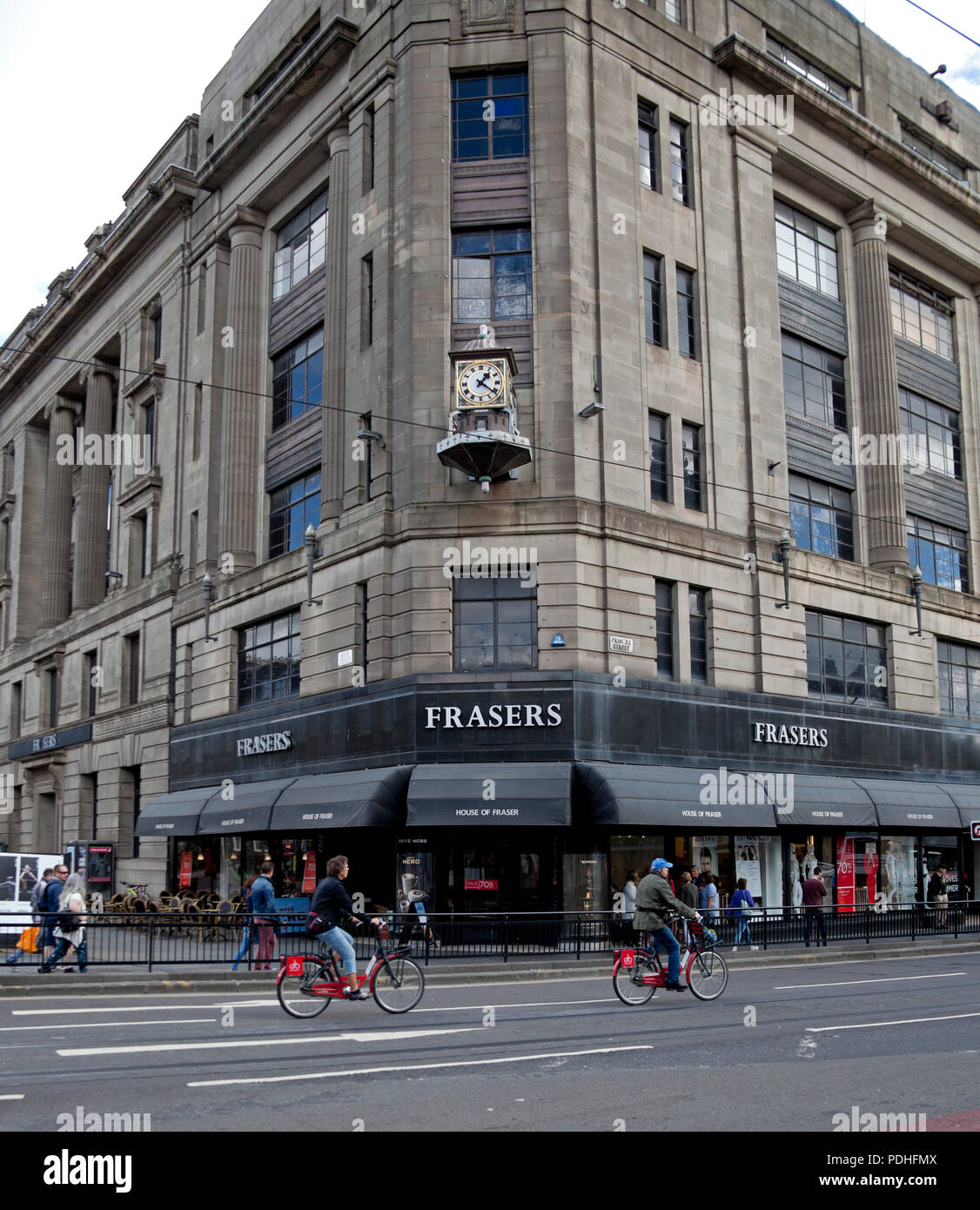 Edinburgh, Schottland, Großbritannien, 10. August 2018. Berichtet, dass House of Fraser zu Sport Direct für £ 90 m verkauft, entsprechend einer neuen Börse Ankündigung Sport direkt erworben hat alle Stores in Großbritannien von House of Fraser, der Marke und all ihrer Retail stock, heute früher House of Fraser berichtet wurde, die Verwaltung mit dem Verlust von 17.000 Arbeitsplätzen. Die westlichen Ende der Princes Street Branch am 10. November 2018 geschlossen, nachdem der Vermieter zuvor Ankündigung zu beenden. Stockfoto