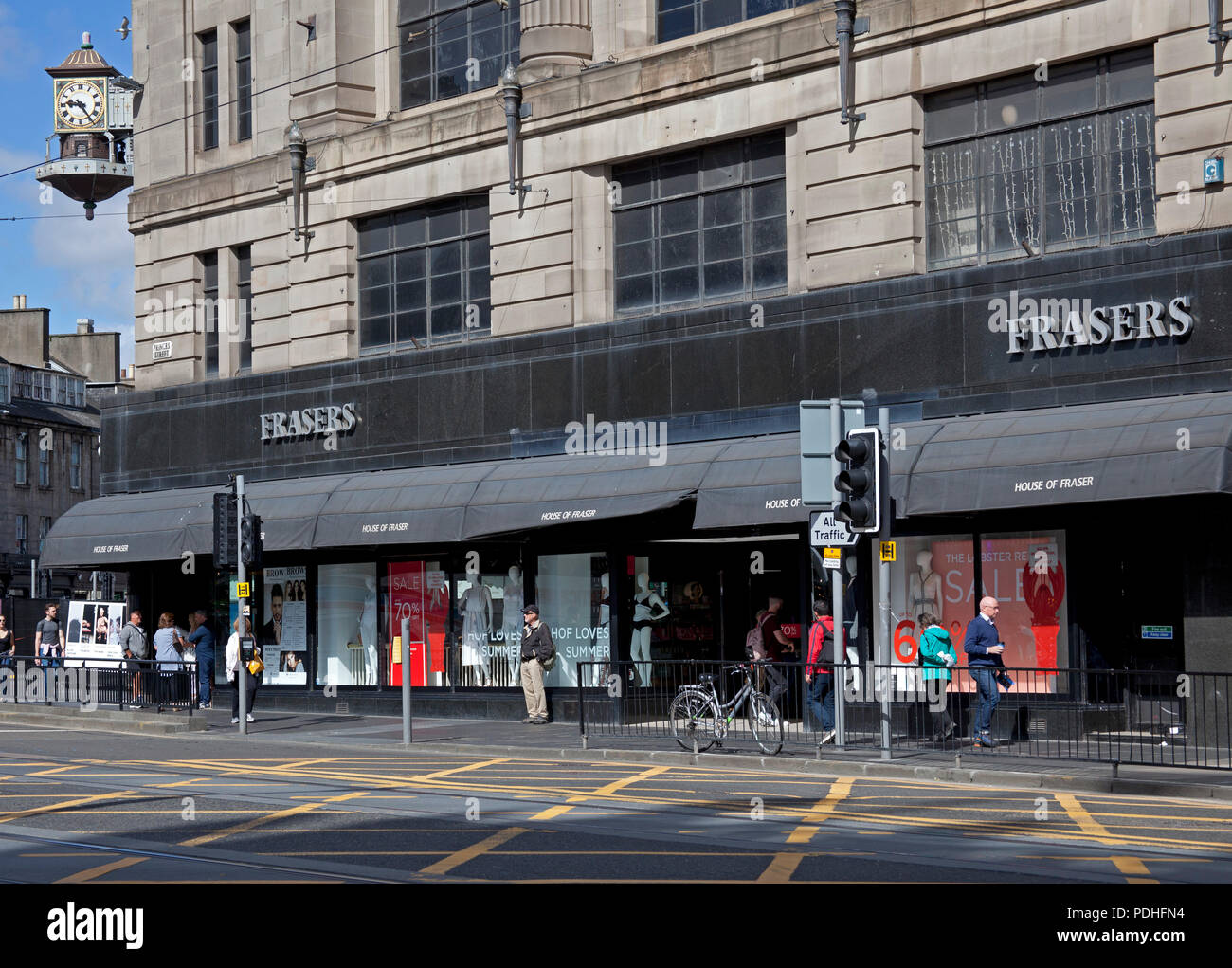 Edinburgh, Schottland, Großbritannien, 10. August 2018. Berichtet, dass House of Fraser zu Sport direkter Eigentümer Mike Ashley für £ 90 m verkauft, entsprechend einer neuen Börse Ankündigung Sport direkt erworben hat alle Stores in Großbritannien von House of Fraser, der Marke und all ihrer Retail stock, heute früher House of Fraser berichtet wurde, die Verwaltung mit dem Verlust von 17.000 Arbeitsplätzen. Die westlichen Ende der Princes Street Branch am 10. November 2018 geschlossen, nachdem der Vermieter zuvor Ankündigung zu beenden. Stockfoto