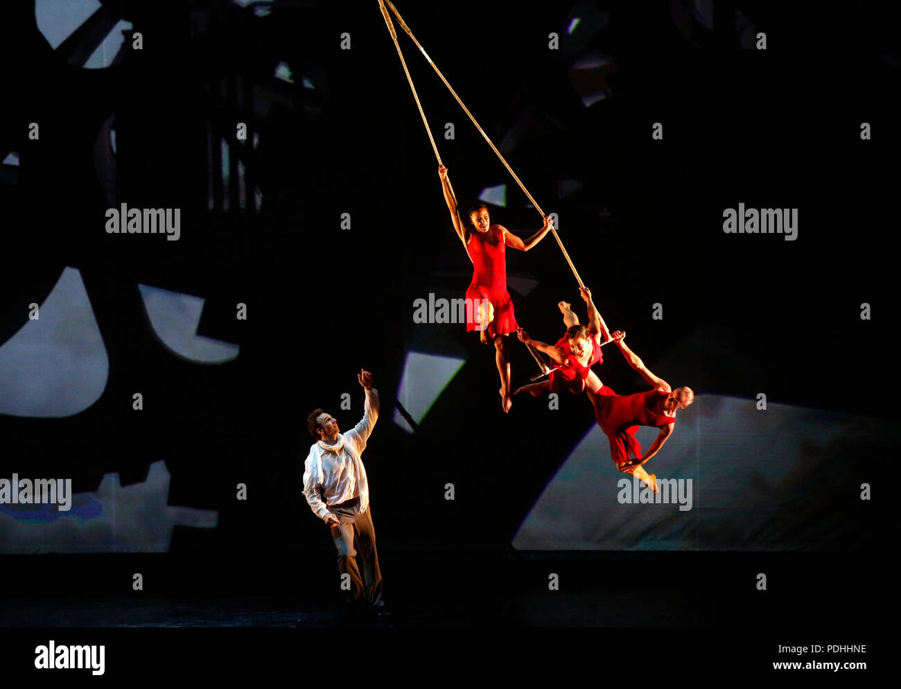 (180810) -- BEITEDDINE, 10.08.2018 (Xinhua) - die kanadischen Akrobaten während des Beiteddine Art Festival in Beiteddine, Libanon, am Aug 9, 2018. Die kanadischen Zirkus Truppe Cirque Eloize führte die umjubelte show Cirkopolis, das ist eine Show der magische Mischung von Zirkuskunst, Theater und Tanz, Akrobaten und multidisziplinärer Künstler rebellieren gegen Monotonie, sich selbst neu zu erfinden und Herausforderung, die Grenzen der darstellenden Künste in einem originellen Bühnenbild und Video Projektionen während des Beiteddine Art Festival in Monte Libanon am August 9, 2018. (Xinhua / Bilal Jawich) (qxy) Stockfoto