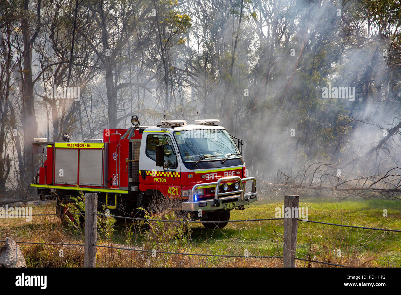 Campbelltown, Sydney, Australien. Freitag 10. August 2918. NSW Feuerwehr zurück brennende Buschland während der Mitgliedstaaten schlimmste Trockenheit seit 50 Jahren. Quelle: Martin Berry/Alamy leben Nachrichten Stockfoto