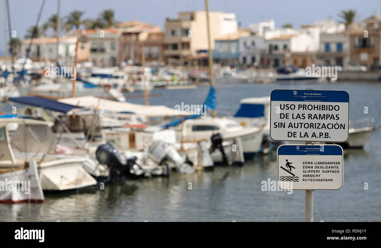 Palma de Mallorca, Spanien. 09 Aug, 2018. Auf dem oberen Schild am Hafen von Portitxol es sagt, "die Rampe nicht ohne Erlaubnis der APB" (Uso prohibido de Las Rampas Sünde autorizacion de la A. S. B.) in spanischer Sprache eingeben, auf dem unteren Schild "Vorsicht Rutschgefahr" auf Katalanisch, Spanisch, Englisch und Deutsch. Credit: Clara Margais/dpa/Alamy leben Nachrichten Stockfoto