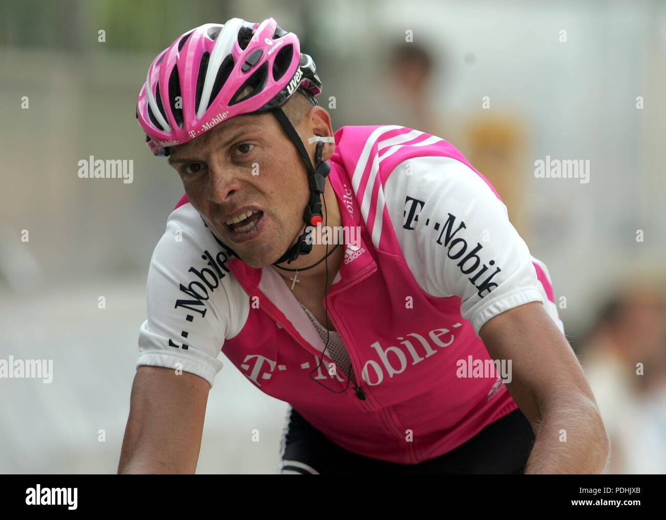 Villard-de-Lans, Frankreich. 20. Juli 2004. (Dpa) - die deutschen Radprofi Jan Ullrich vom Team T-Mobile Fahrten während der 15. Etappe der 91. Tour de France Radrennen in der Nähe von Villard-de-Lans, Frankreich, 20. Juli 2004. Lance Armstrong Team US Postal gewann die 180,5 km lange Etappe von Valreas in Villard-de-Lans nach seinem Rivalen outsprinting und seinen zweiten Sieg der Tour 2004 behaupten. Ullrich, der der Tour 1997 gewann, auf dem dritten Platz beendete. | Verwendung der weltweiten Kredit: dpa/Alamy leben Nachrichten Stockfoto