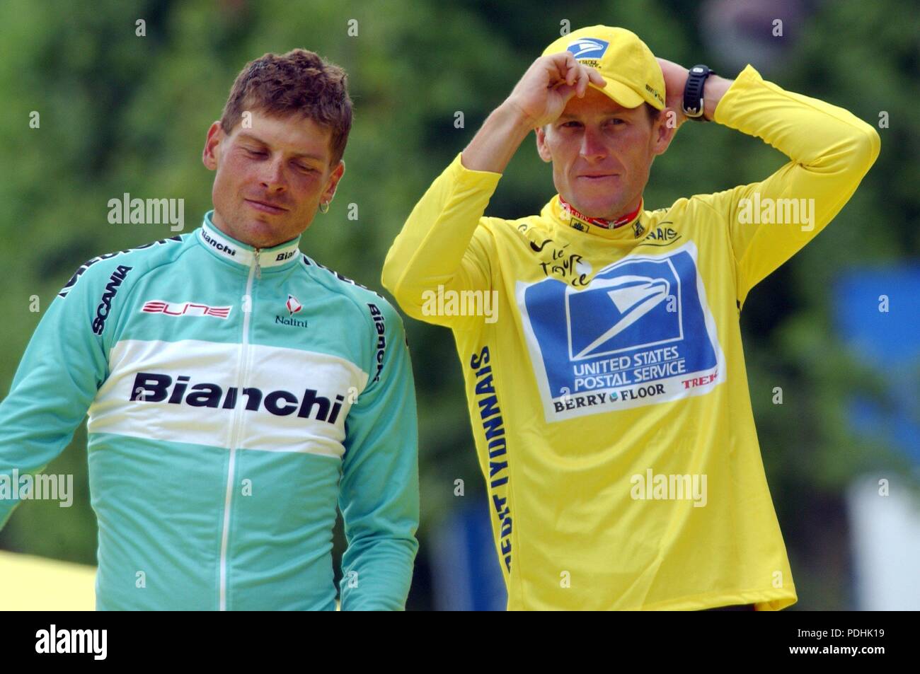 (Dpa) - Zweiter Jan Ullrich (L) von Team Bianchi und siegreiche US Postal-Berry Stock Lance Armstrong (R) aus den USA stehen Seite an Seite auf dem Podium nach der 20. Etappe der Tour de France 2003 Radsport racein Paris, 27. Juli 2003. Armstrong wurde der zweite Fahrer in der Geschichte der Tour de France auf fünf Mal hintereinander Binden der Aufzeichnung von Spaniens Miguel Indurain, der von 1991 bis 1995 gewann zu gewinnen. Der 31-jährige US-Amerikaner beendete den 100. Jahrestag der Tour mit einem Vorsprung von 1:01 Minuten über Jan Ullrich, mit Alexandre Vinokourov von Kasachstan auf dem dritten Platz, 4. Stockfoto