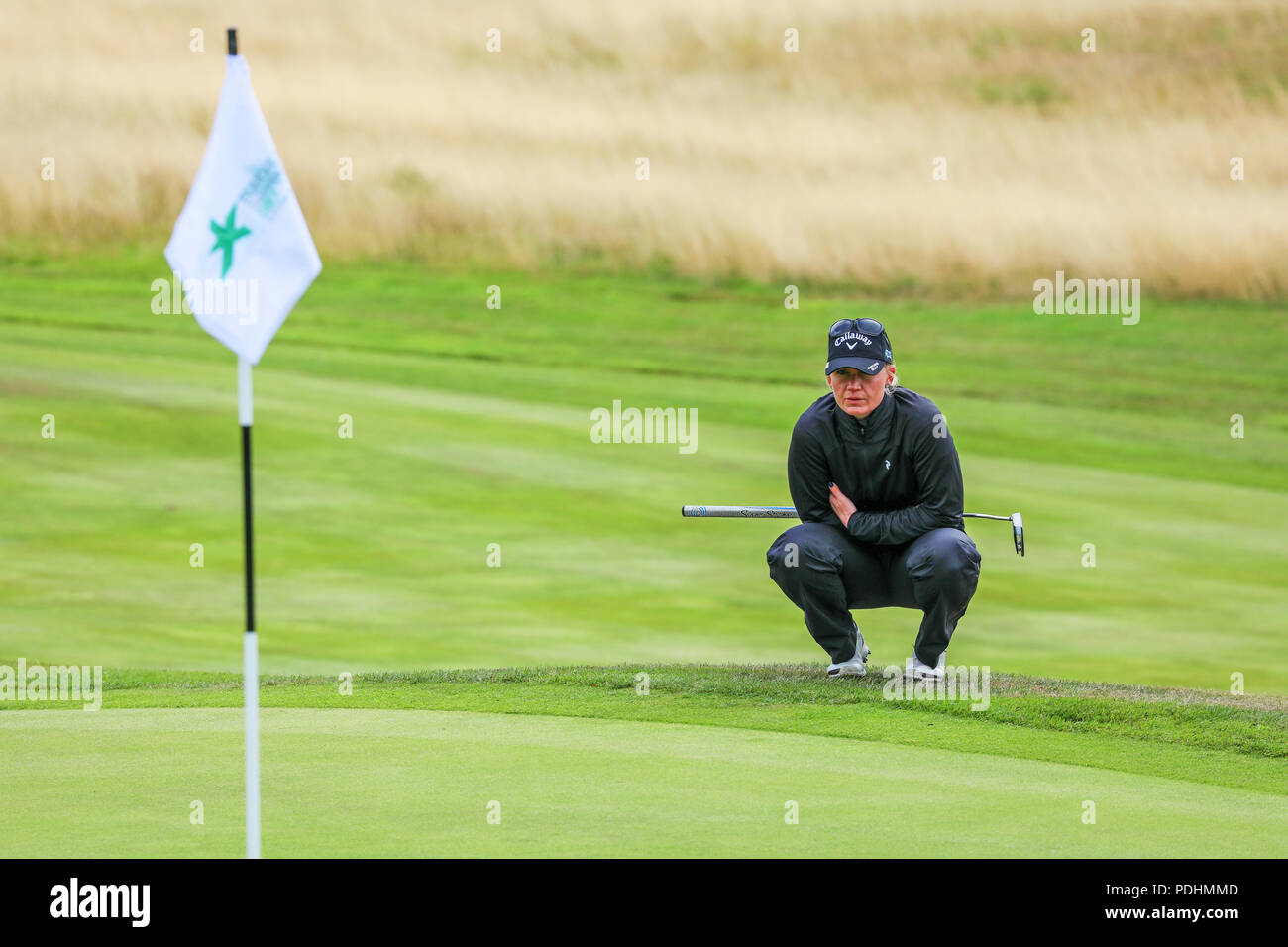 Gleneagles, Schottland, Großbritannien. 10 August, 2018. Die Fourball Match Play setzt sich mit der Paarung von Catriona Matthew und Holly Clyburn, Großbritannien gegen Cajsa Persson und Linda Wessberg von Schweden zu spielen. Wessberg Kontrolle der Schwingungen der Grünen am 4. Credit: Findlay/Alamy leben Nachrichten Stockfoto