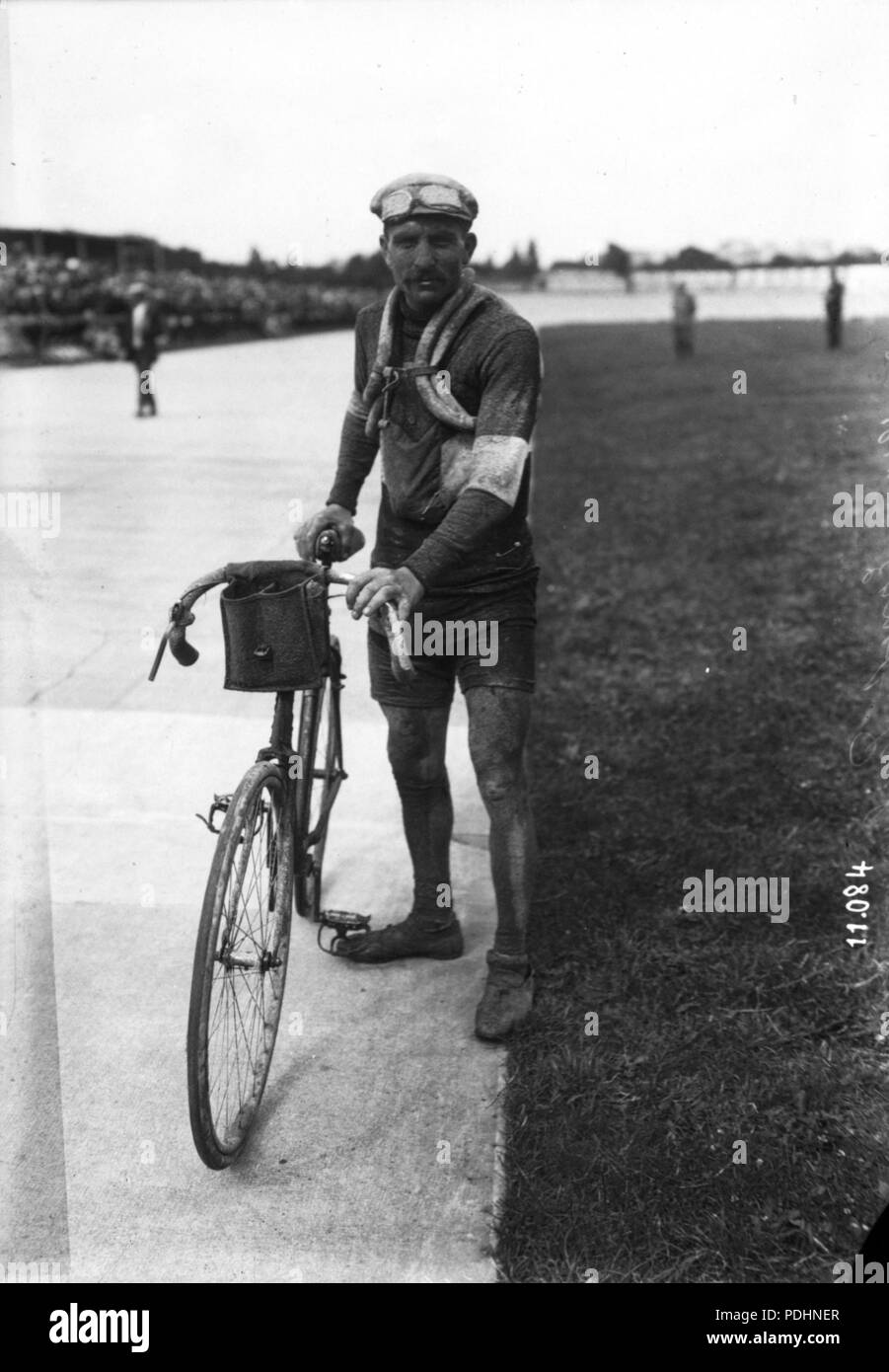 253 Parc des Princes 31-7-1910 arrivée du Tour de France Ernest Paul Stockfoto