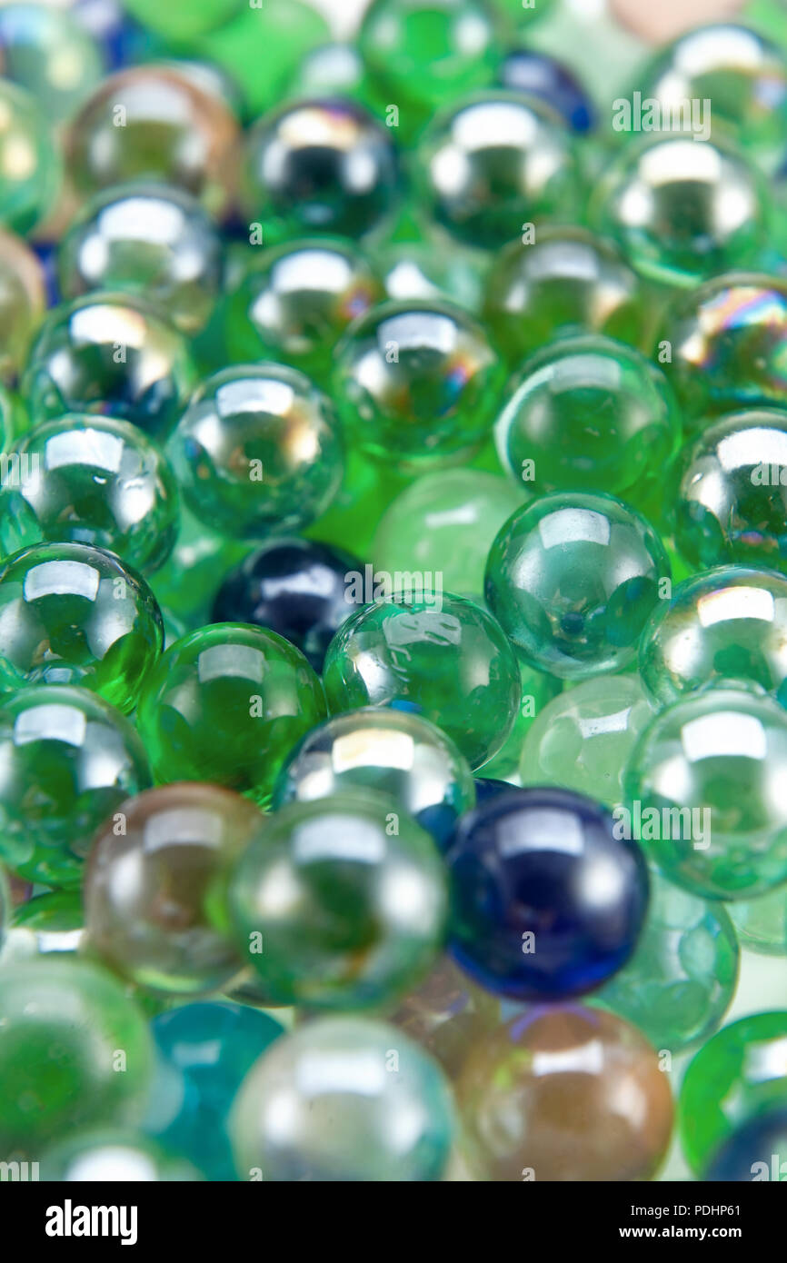 Gruppe von Kugeln in einer Vielzahl von Farben auf einem weißen Hintergrund isoliert Stockfoto