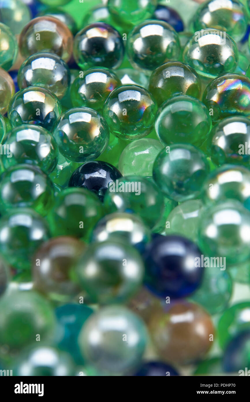 Gruppe von Kugeln in einer Vielzahl von Farben auf einem weißen Hintergrund isoliert Stockfoto