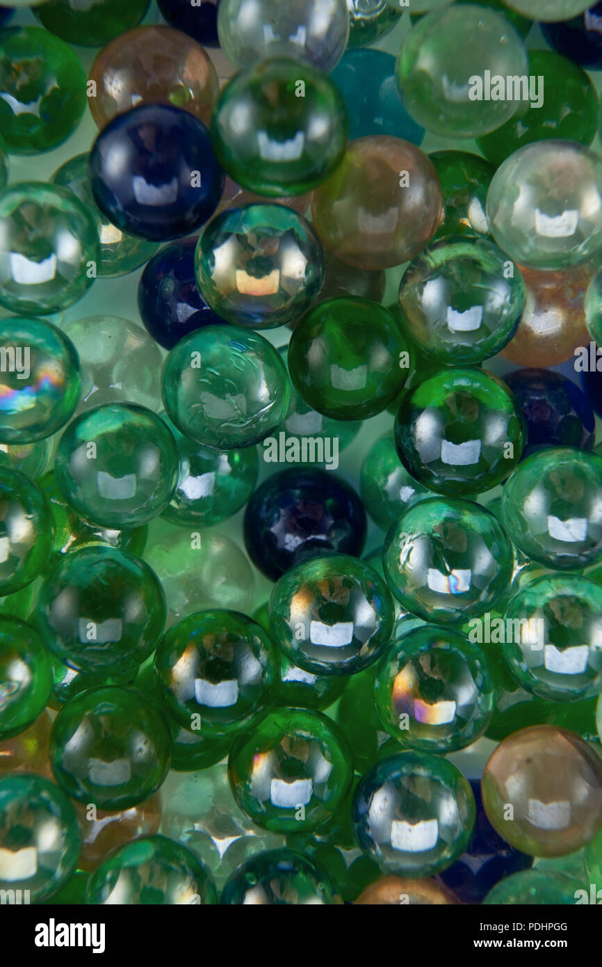 Gruppe von Kugeln in einer Vielzahl von Farben auf einem weißen Hintergrund isoliert Stockfoto