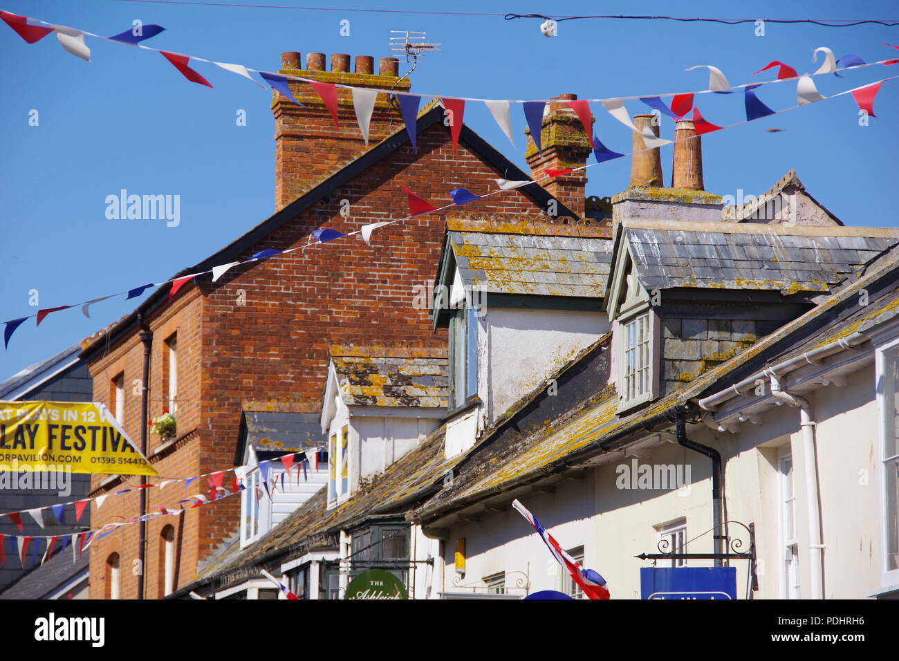 Sidmouth der Fore Street dekoriert mit Bunting und Union Jack Flaggen während des Folk Festival. East Devon, Großbritannien. August, 2018. Stockfoto