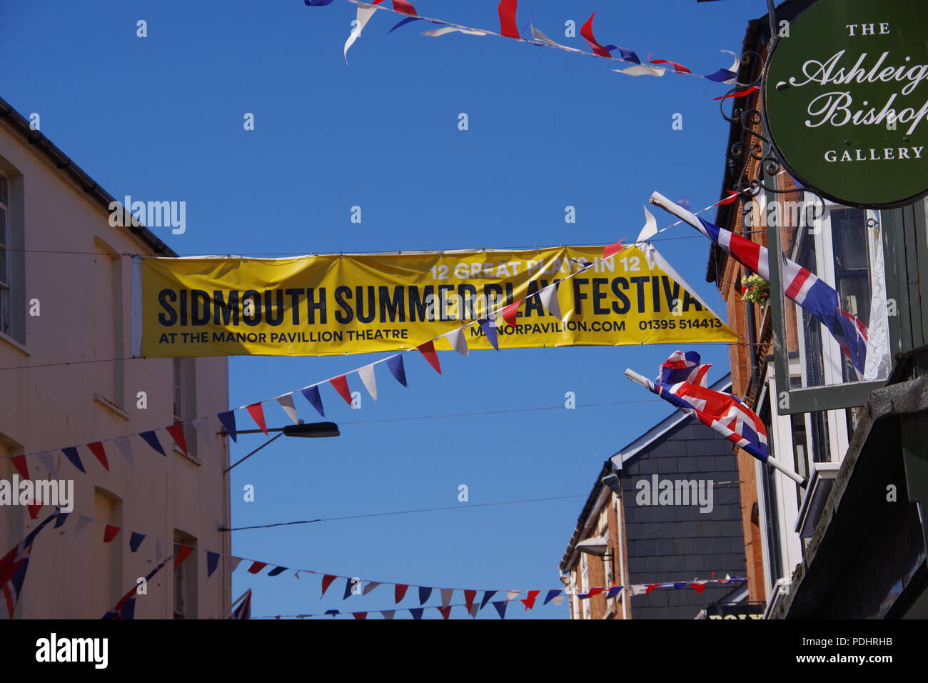 Sidmouth der Fore Street dekoriert mit Bunting und Union Jack Flaggen während des Folk Festival. East Devon, Großbritannien. August, 2018. Stockfoto