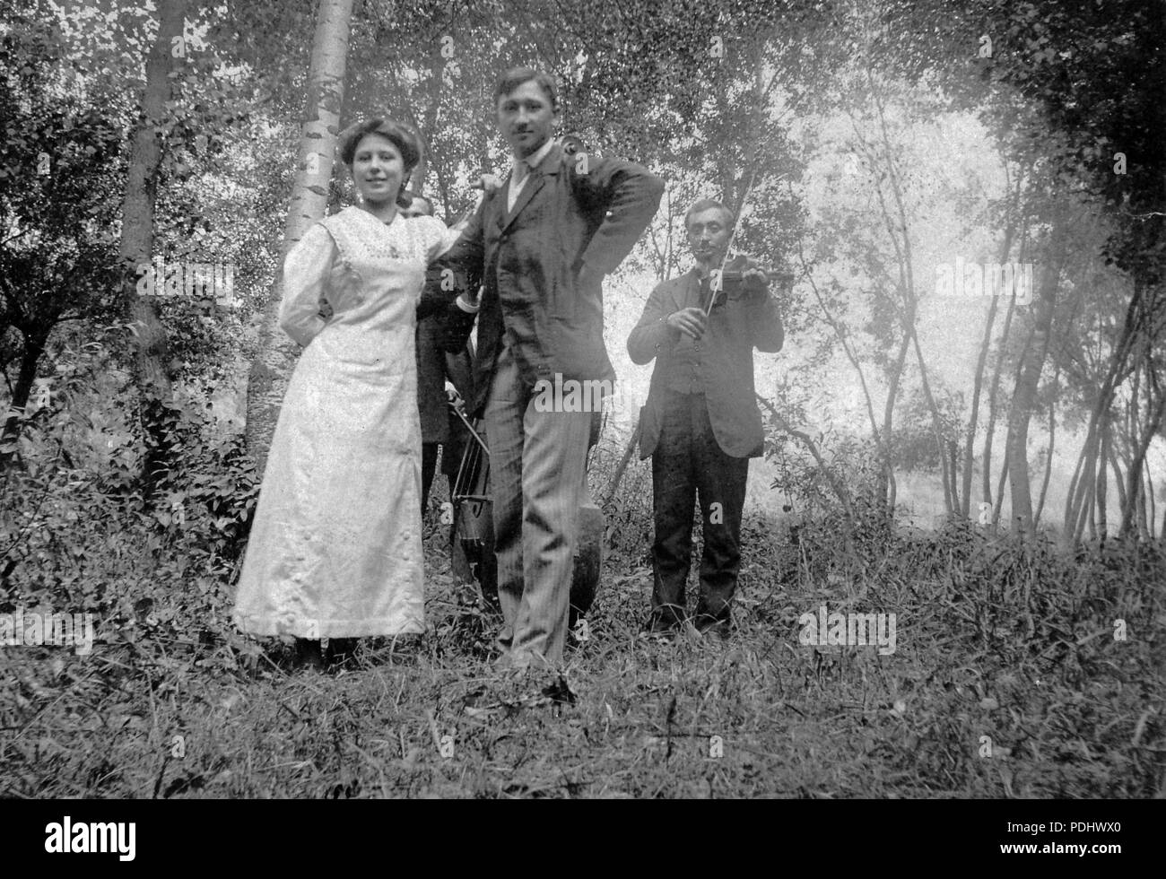 381 Holz, Musik, umwerben, Ungarische Volkslied, Romantik, Glück, Mann und Frau, Musiker, Musikinstrumente, Violine, Kontrabass Fortepan4673 Stockfoto