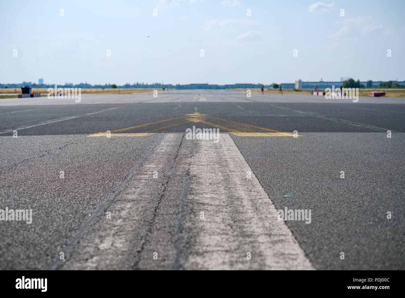 Leeren Asphalt-/Start- und Landebahn auf dem ehemaligen Flughafen in Berlin Stockfoto