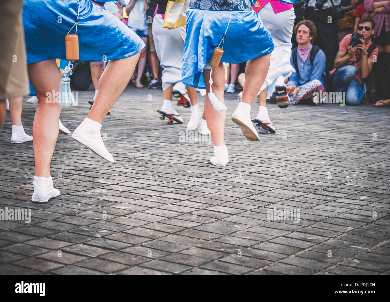 Moskau, Russland - August 09, 2018: Traditionelle japanische Awa Tanz. Tänzer des Bon Odori Tanz im Sommer japanischen Festival feiern Stockfoto