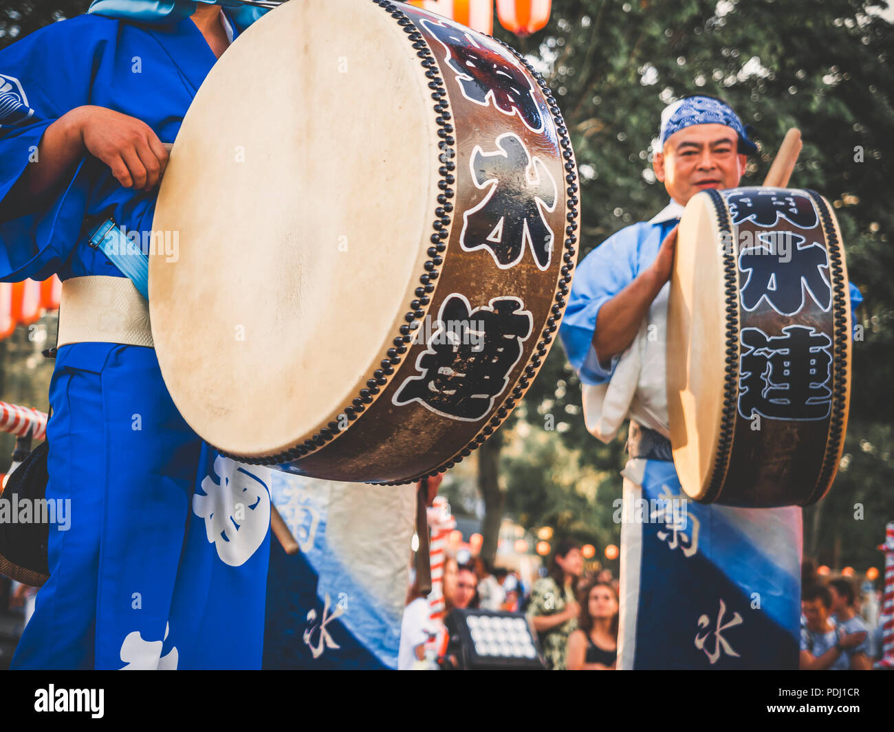 Moskau, Russland - August 09, 2018: Japanische Künstler bei Bon Festival im blauen Kimono mit großen Trommel odaiko auf Festival in Japan. Trommler Performa Stockfoto