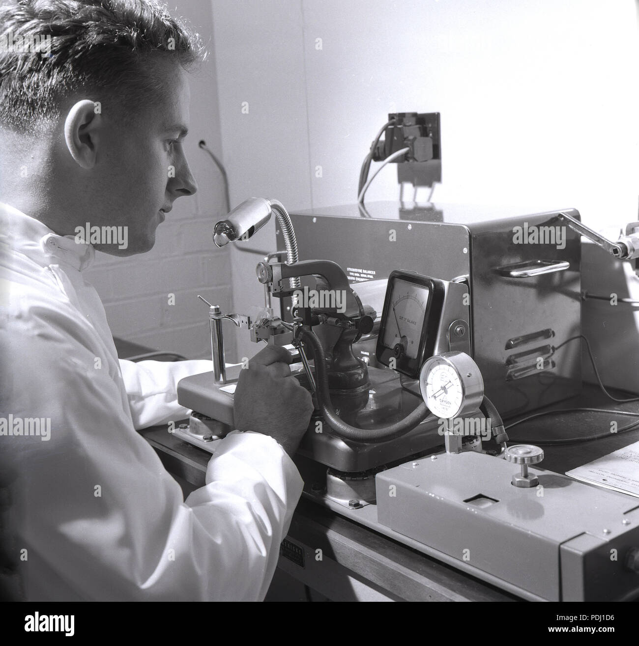 1950, historische, männliche Wissenschaftler über Test- und Spannung. Stockfoto