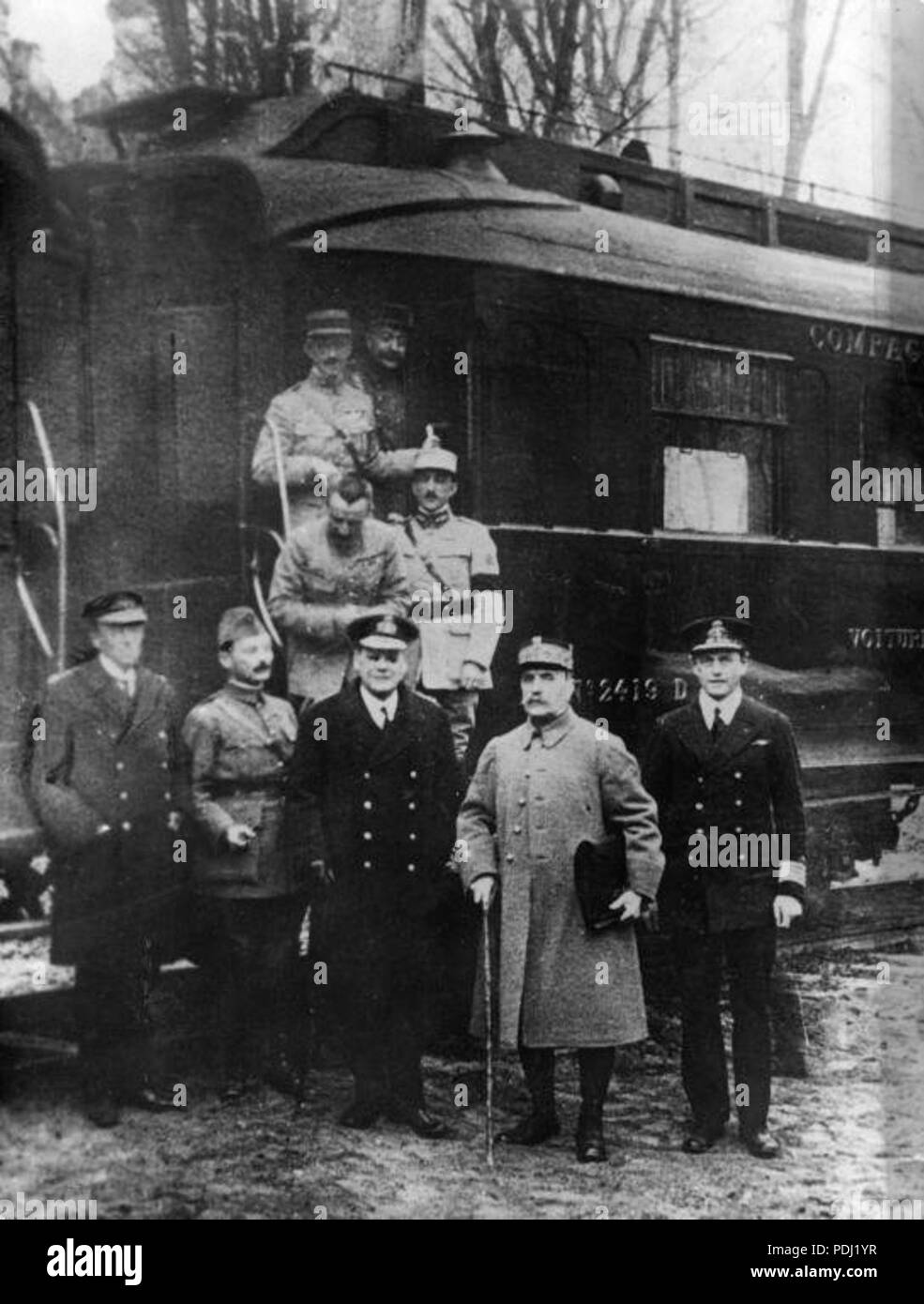 Eerste Wereldoorlog. Generaals Foch en Weygand voor het treinstel in Rehtondes, near Compiegne, tussen de wapenstilstandsonderhandelingen van November 1918 Tür. 25 Armisticetrain Stockfoto