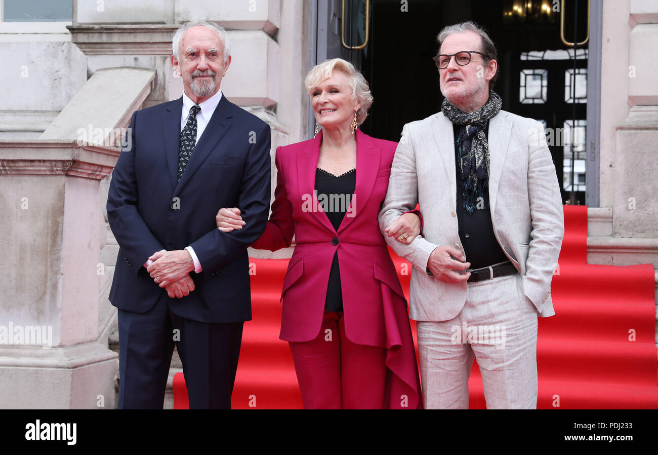 (Von links nach rechts) Jonathan Pryce, Glenn Close und Björn Runge an der BRITISCHEN Premiere der Frau im Somerset House in London anreisen. Stockfoto