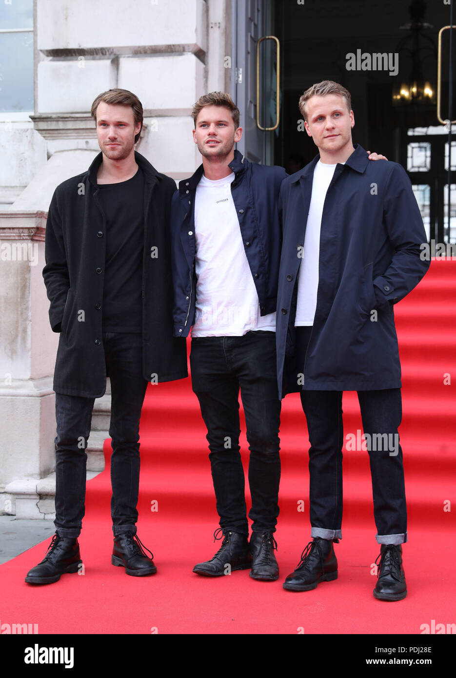 (Von links nach rechts) Hugh Skinner, Jeremy Irvine und Josh Dylan am UK Premiere der Frau im Somerset House in London anreisen. Stockfoto