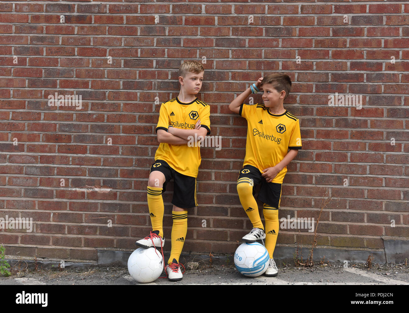 Jungen tragen Wolverhampton Wanderers FC replica football Kits 2018 Stockfoto