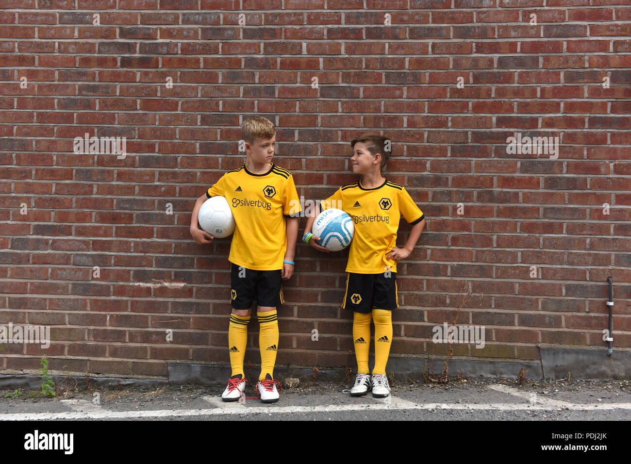 Jungen tragen Wolverhampton Wanderers FC replica football Kits, Großbritannien 2018 Stockfoto