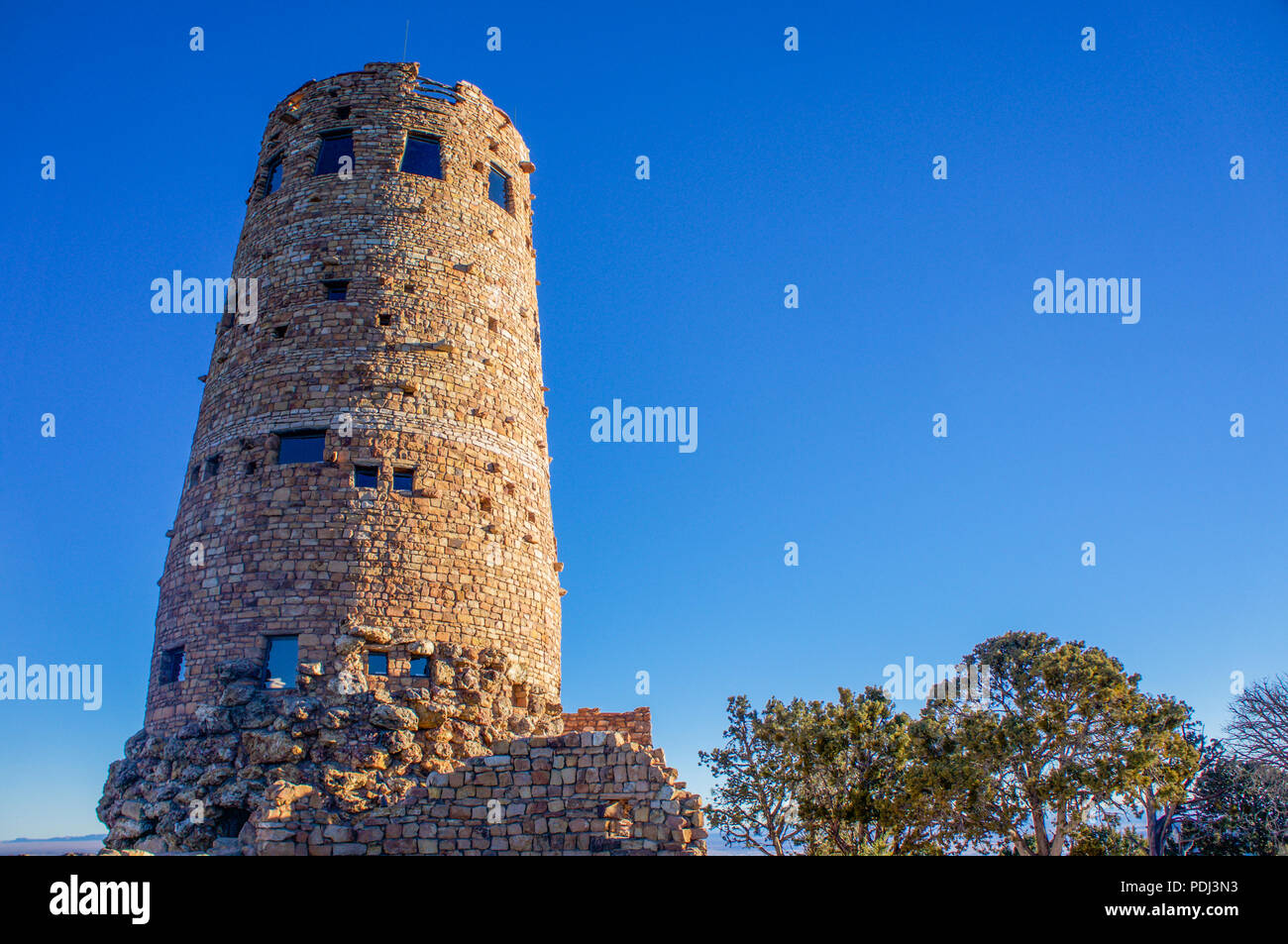 Morgen das Licht der Sonne Hits der östlichen Seite von einer roten Rock Wüste Wachturm im amerikanischen Südwesten. Stockfoto