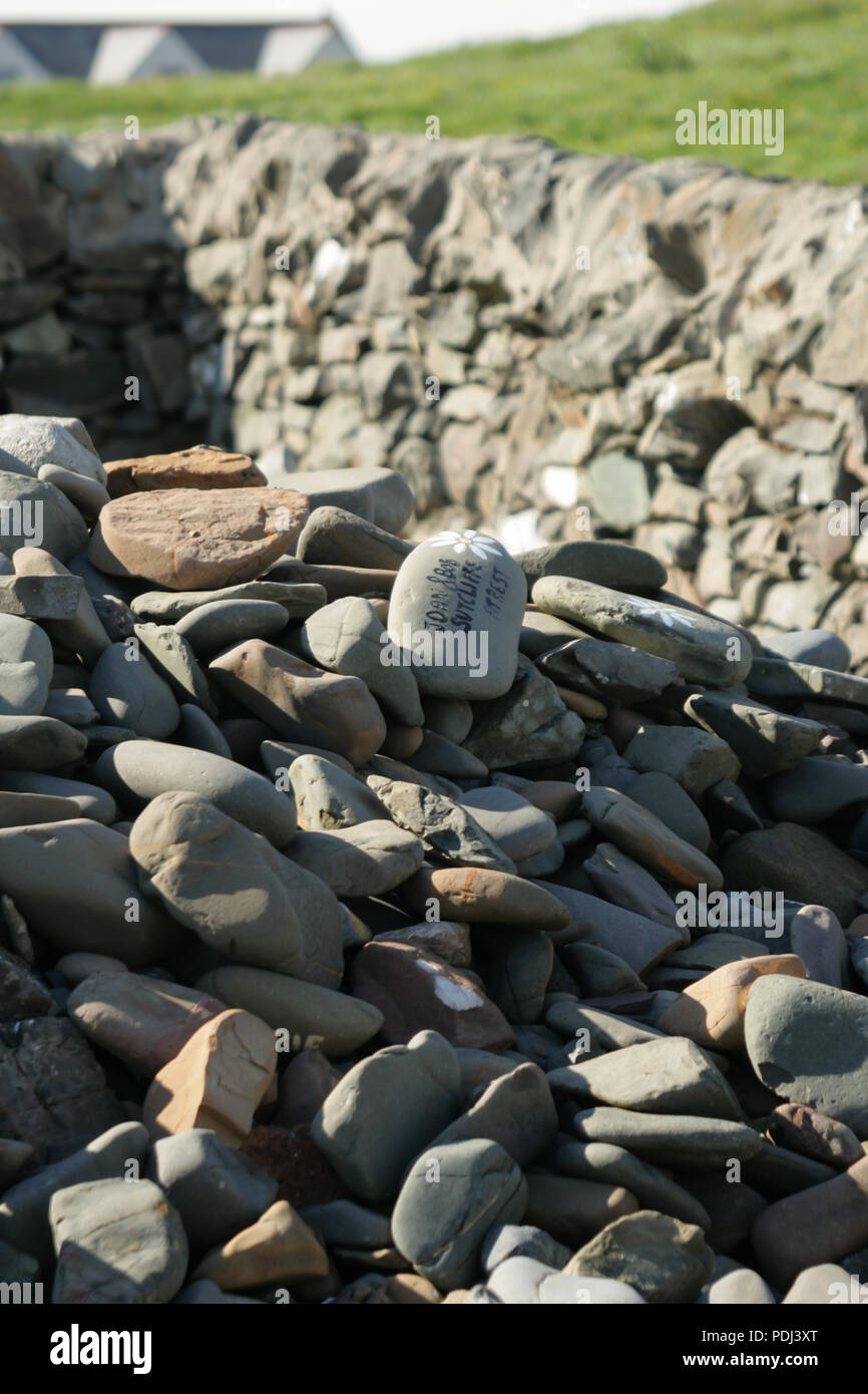 Haufen Steine des Gedenkens in einem Kirchhof in Schottland Stockfoto