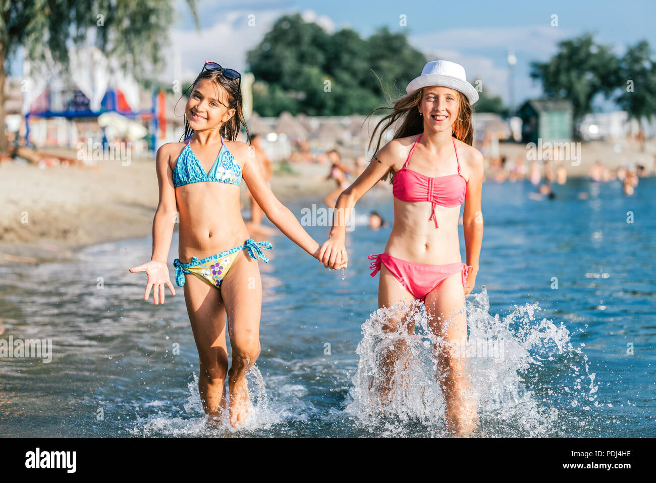 Glückliche Kinder spielen im Meer. Kinder Spaß im Freien. Sommer Urlaub und gesunden Lebensstil Konzept Stockfoto