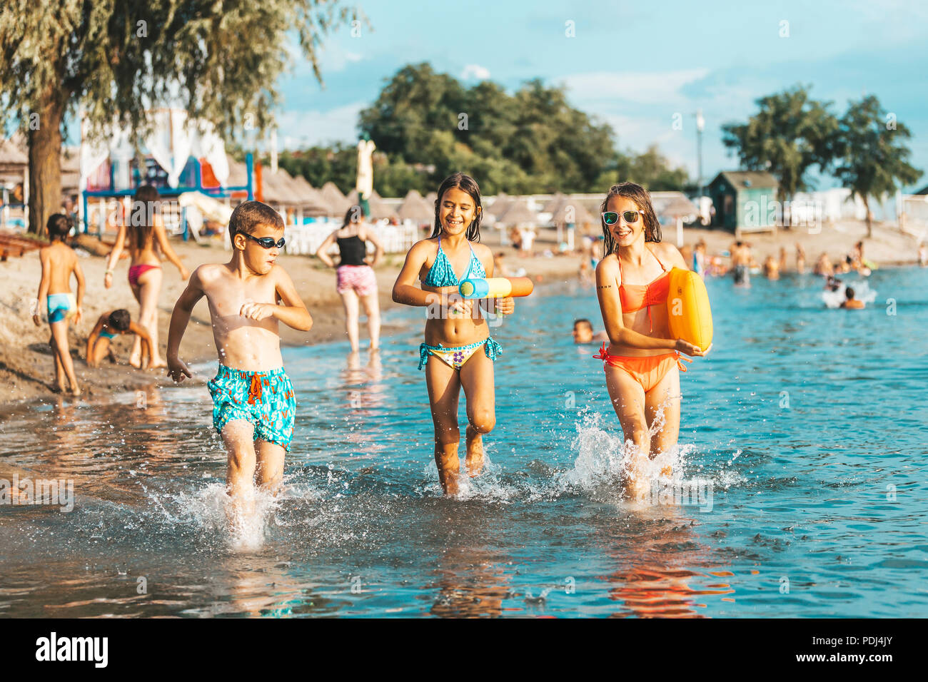 Gluckliche Kinder Spielen Im Meer Kinder Spass Im Freien Sommer Urlaub Und Gesunden Lebensstil Konzept Stockfotografie Alamy