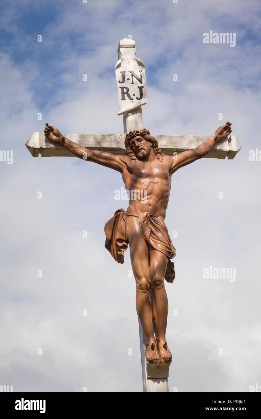 Der kalvarienberg oder Kruzifix mit Blick auf das Mündungsgebiet der Seine durch die Kapelle Notre Dame de Grace, Cote de Grace, Honfleur, Normandie, Frankreich Stockfoto