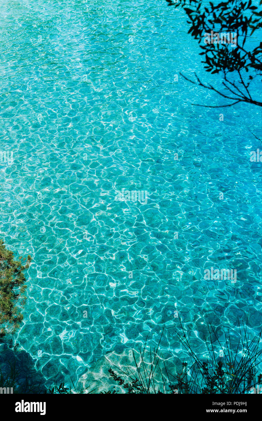 Blau Türkis welligkeit Wasser im mediterranen Bay. Das kristallklare Meer und die Sonne. Schwimmen Sommer Zeit Stockfoto