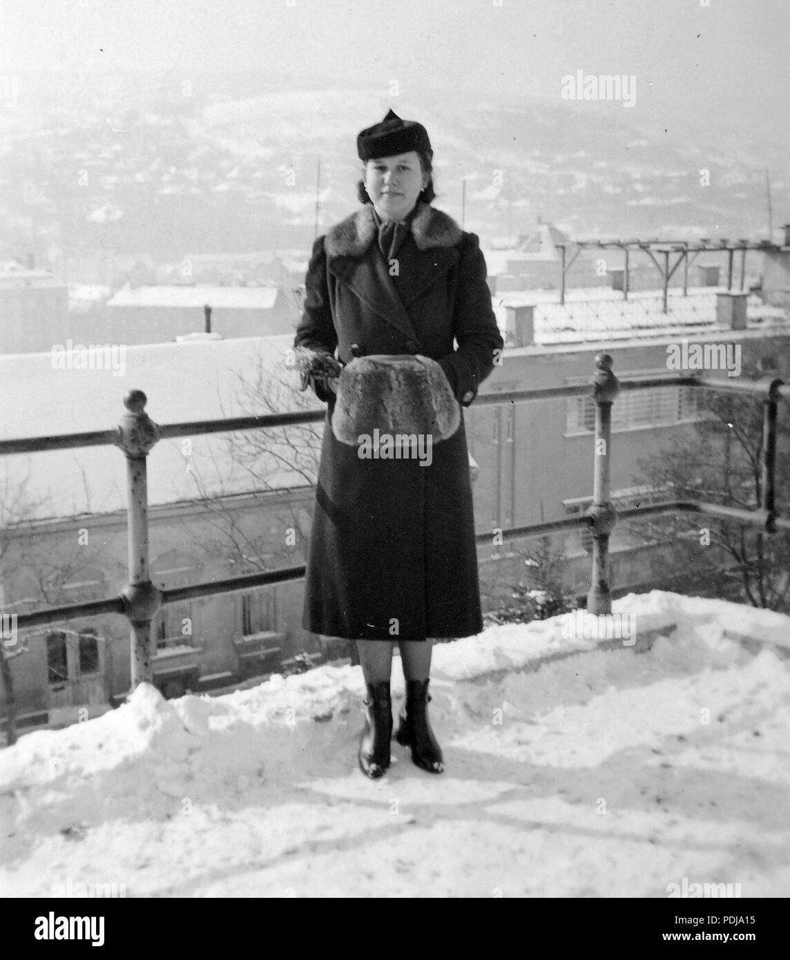 9 Tóth Árpád (Bástya-) Sétány, kilátás a Hadtörténeti Múzeum déli sarkánál lévő, mára Már elbontott lejárat pihenőjéről. Eine távolban Krisztina körút házai és a Kis-Sv áb-hegy. Fortepan 4696 Stockfoto