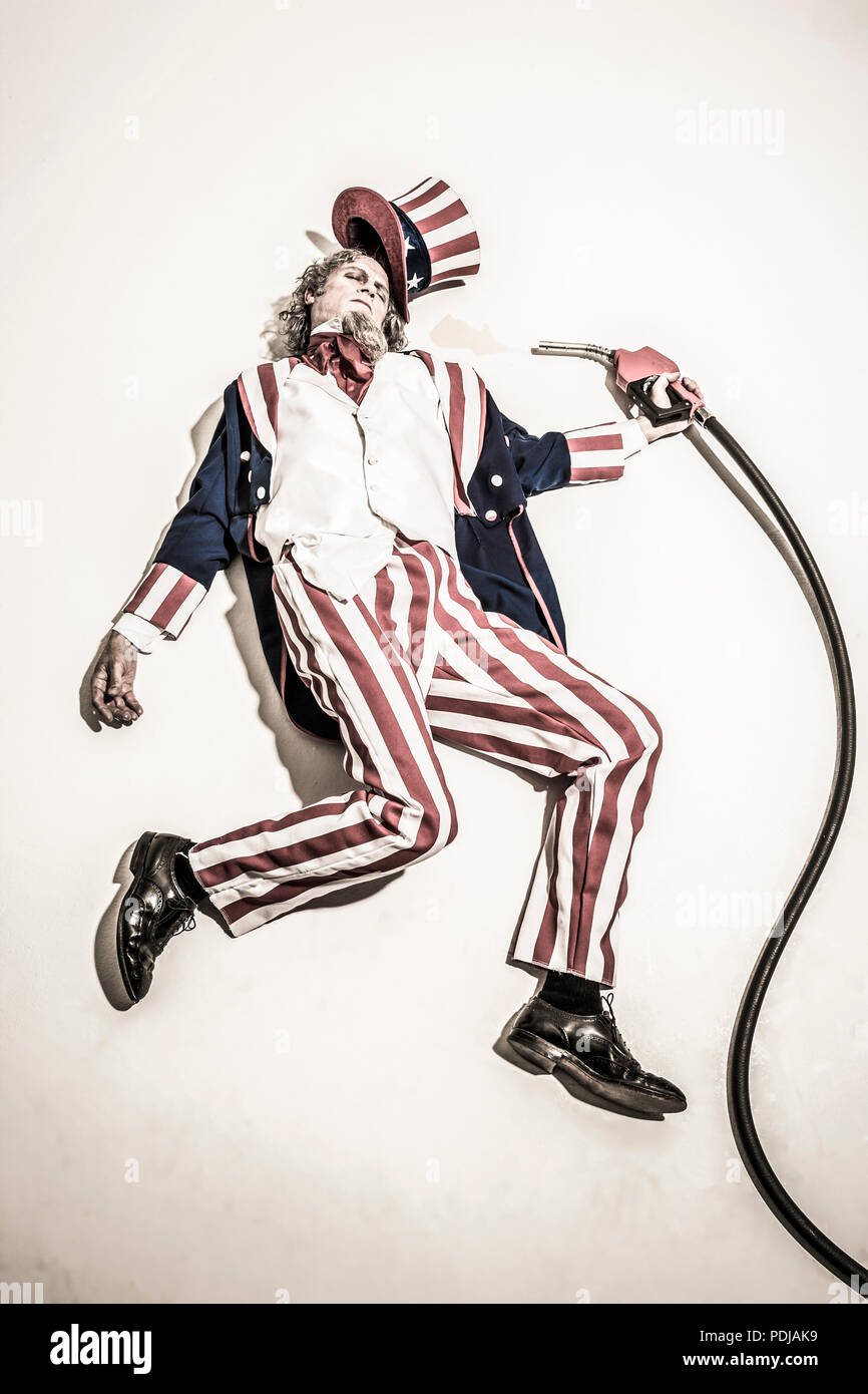 Uncle Sam tot neben einem Benzin pumpe Düse. Zu Öl-/fossilen Brennstoffen abhängig. Stockfoto