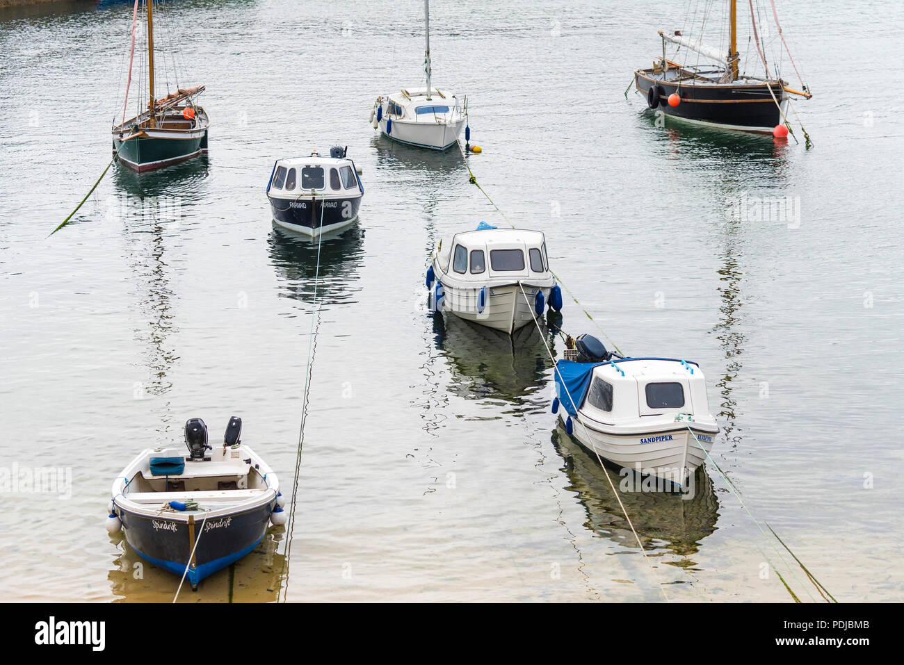 Kleine Boote im Mousehole Harbour in Cornwall. Stockfoto