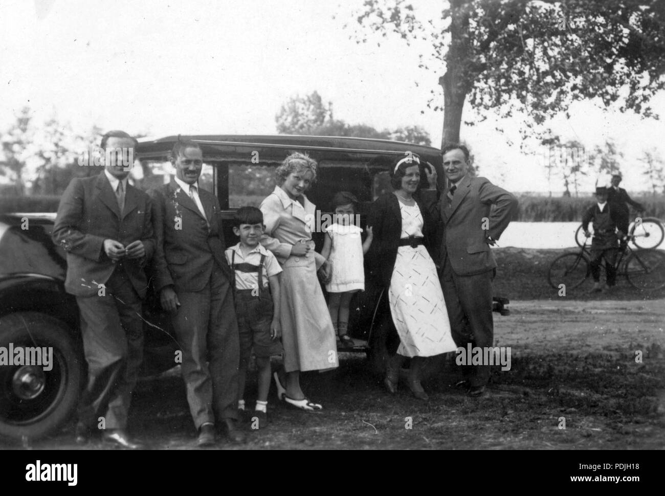 352 Tableau, Männer, Frauen, Kinder, Auto, Fahrrad, Reisen, Sommer Fortepan18522 Stockfoto