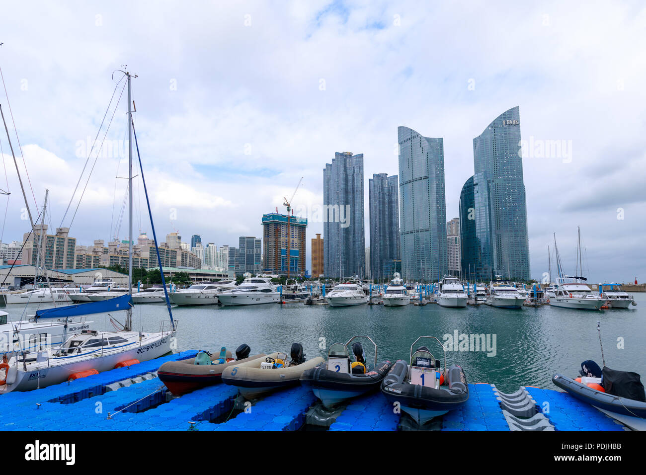 Busan, Südkorea - 12 Jul, 2018: Busan Marina City Wolkenkratzer mit Yachten Stockfoto