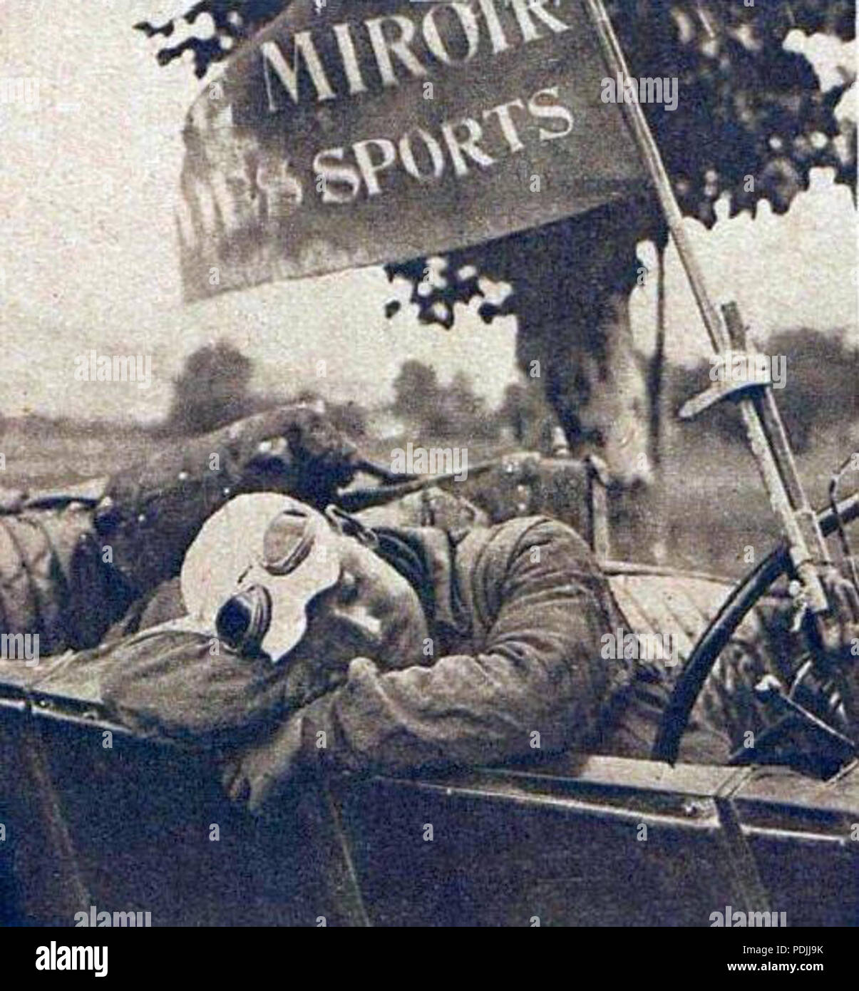 362 Un Chauffeur au Miroir des Sports se reposant, Durant le tour de France 1926 Stockfoto