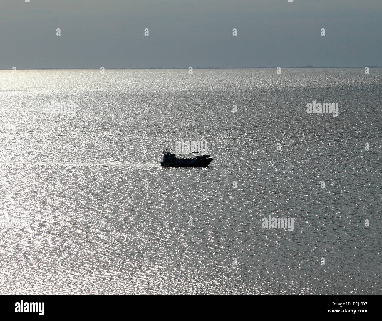 Die Wäsche Monster, finsteren Silhouette, Amphibischen, Pkw, Boot, vergnügen, Kreuzfahrt, die Wäsche, von Hunstanton, Abendlicht, Norfolk, Großbritannien Stockfoto