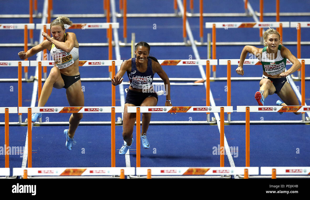 Belarus' Elvira Herman (rechts) auf dem Weg zu Gold in 100 m Hürden der Frauen während der letzten Tag drei der Europäischen Leichtathletik WM 2018 im Olympiastadion, Berlin. Stockfoto