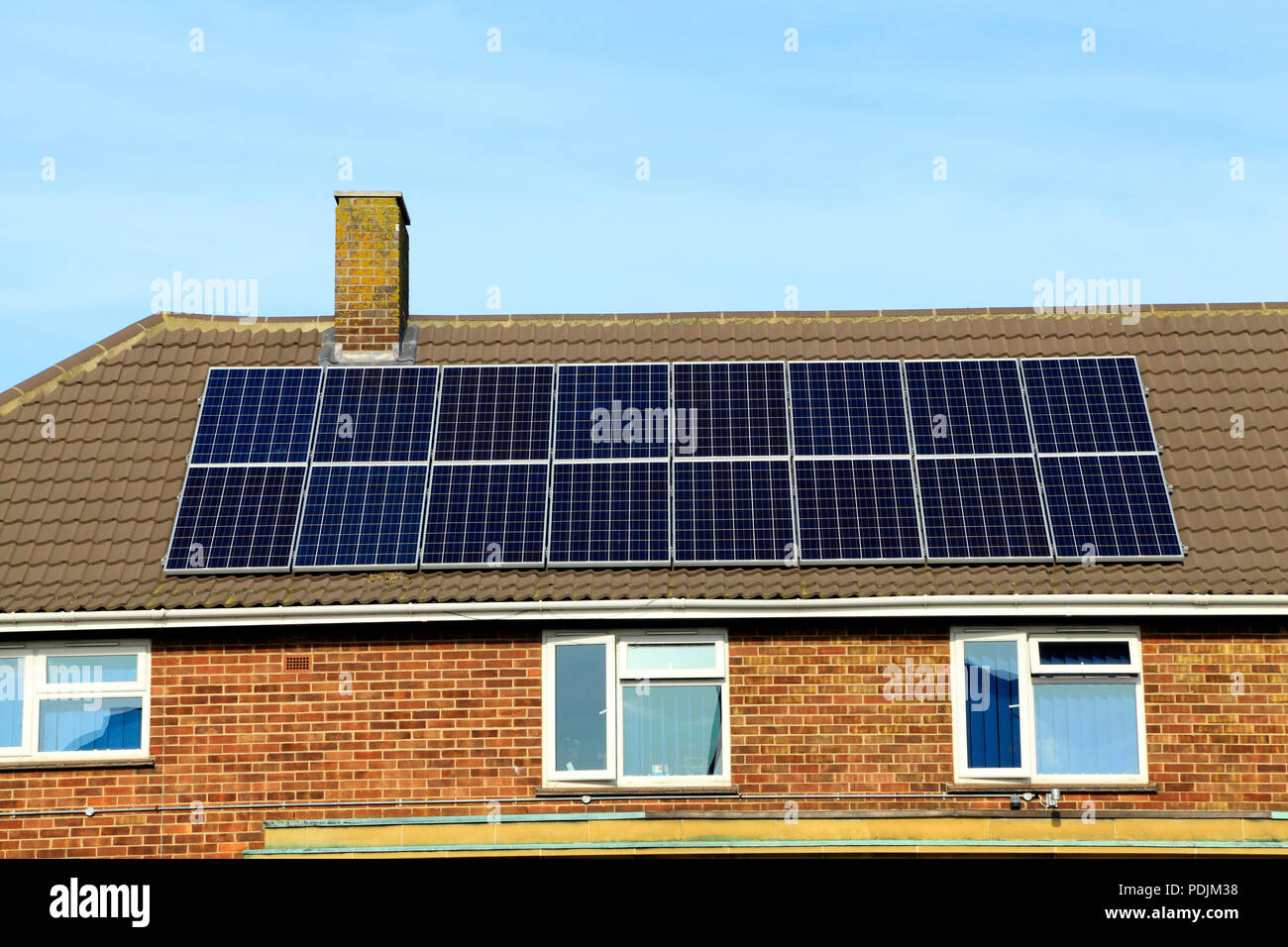Solar Panels, Panels, Vertäfelungen, Dach, Büro, England, Großbritannien Stockfoto