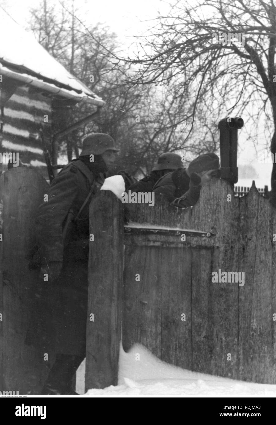 377 Wehrmachtssoldaten in der sowjetischen Dorf mit periskop Fernglas, 1941 Stockfoto
