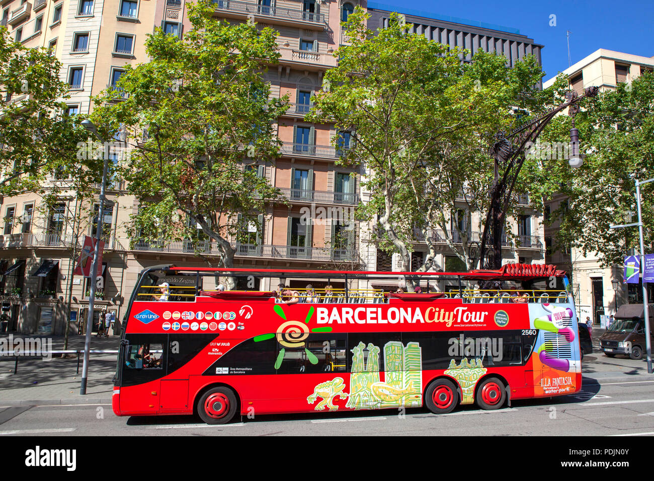 Barcelona City Tour Bus die Beförderung von Passagieren und Touristen in Barcelona Spanien Stockfoto