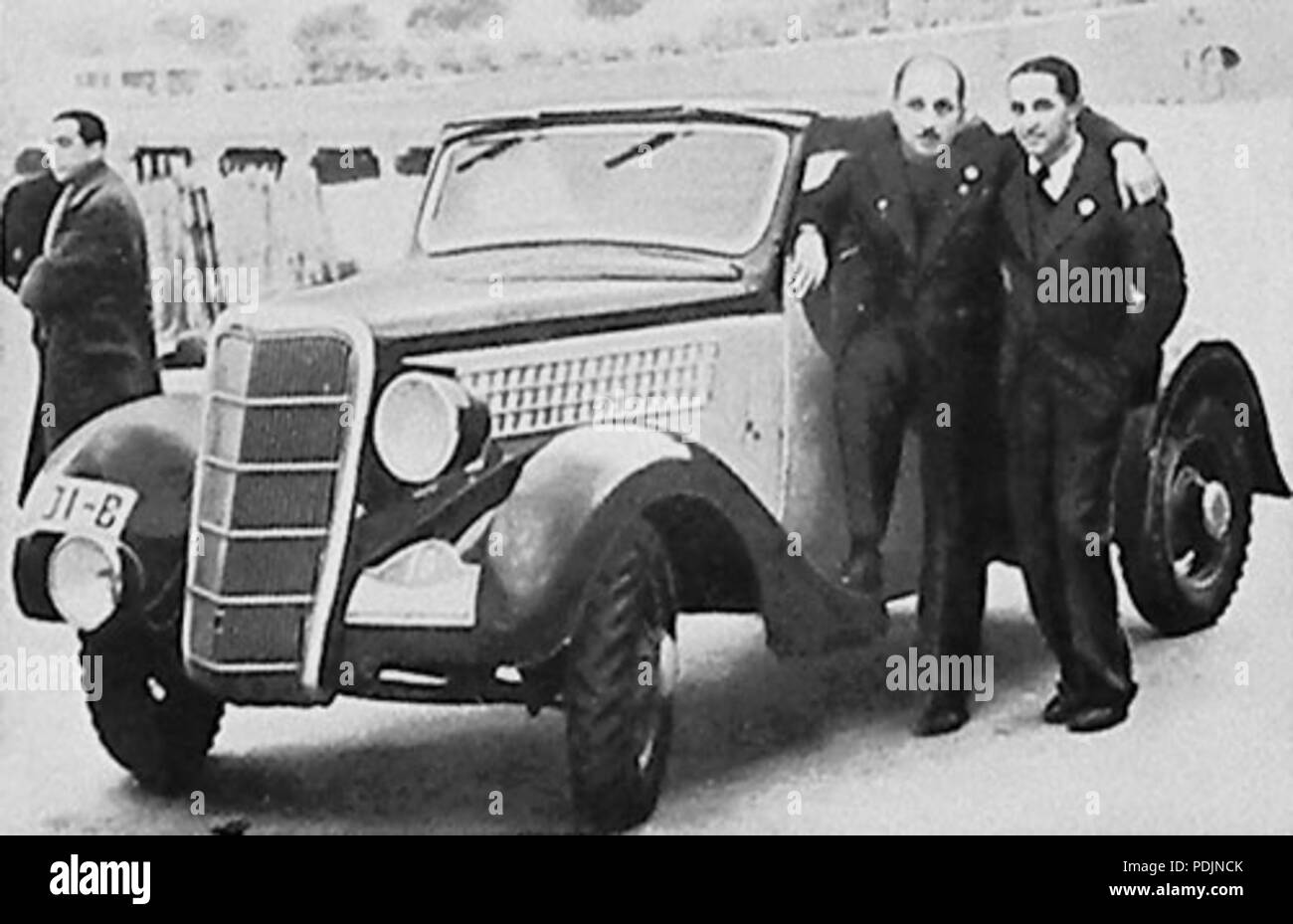 384 Zamfirescu et Cristea devant leur Ford V8 spéciale à l'Arrivée du Rallye Monte-Carlo 1936 Stockfoto