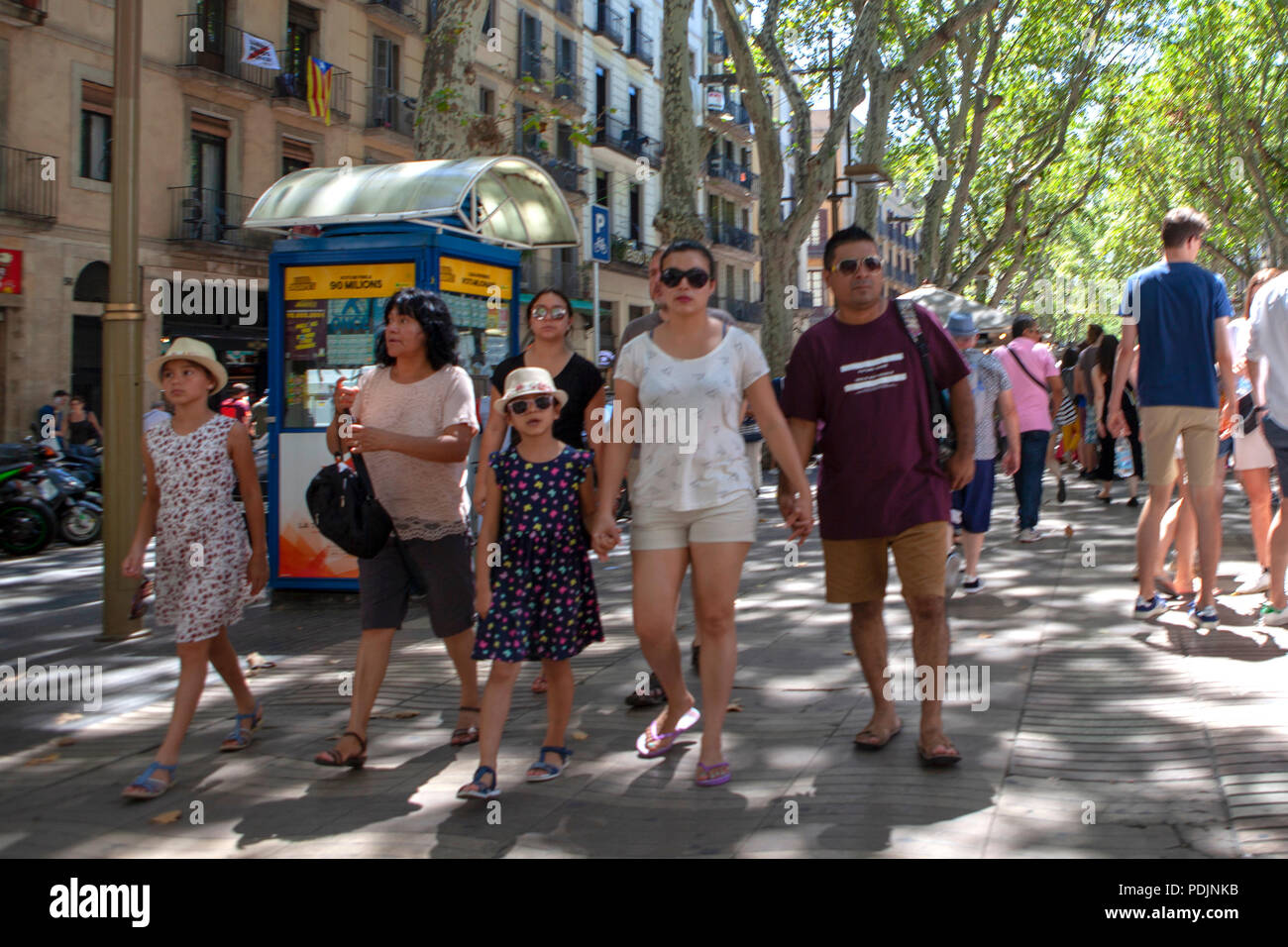 Der berühmten Straße Las Ramblas im Zentrum von Barcelona, Katalonien, Spanien im Juli Sommerzeit Stockfoto