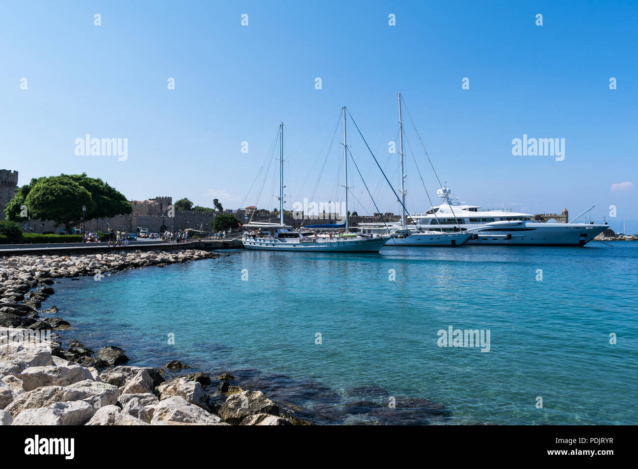 Dies ist ein Bild von drei Yachten bis in kristallklarem Wasser gesäumt. Sie sind in Rhodos günstig. Eine der griechischen Inseln. Stockfoto