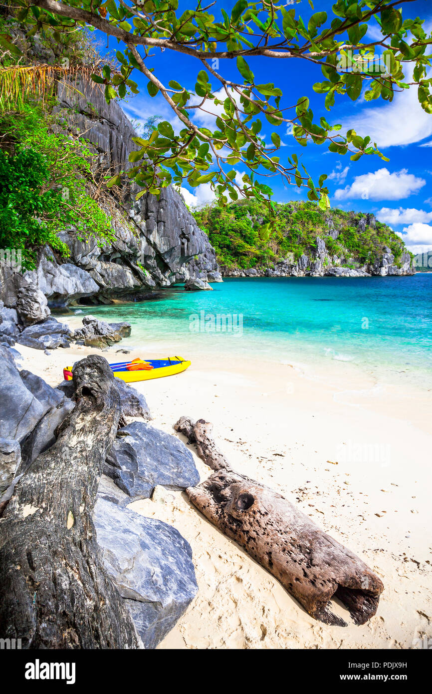 Schönen Strand von Philippinen, azurblaues Meer, weißer Sand und Bäumen. El Nido, Palawan. Stockfoto
