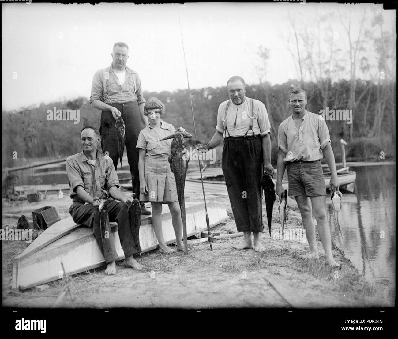 47 Vier Männer und ein Mädchen zeigen ihre Angeln catch am Lake Conjola aus dem Powerhouse Museum Stockfoto