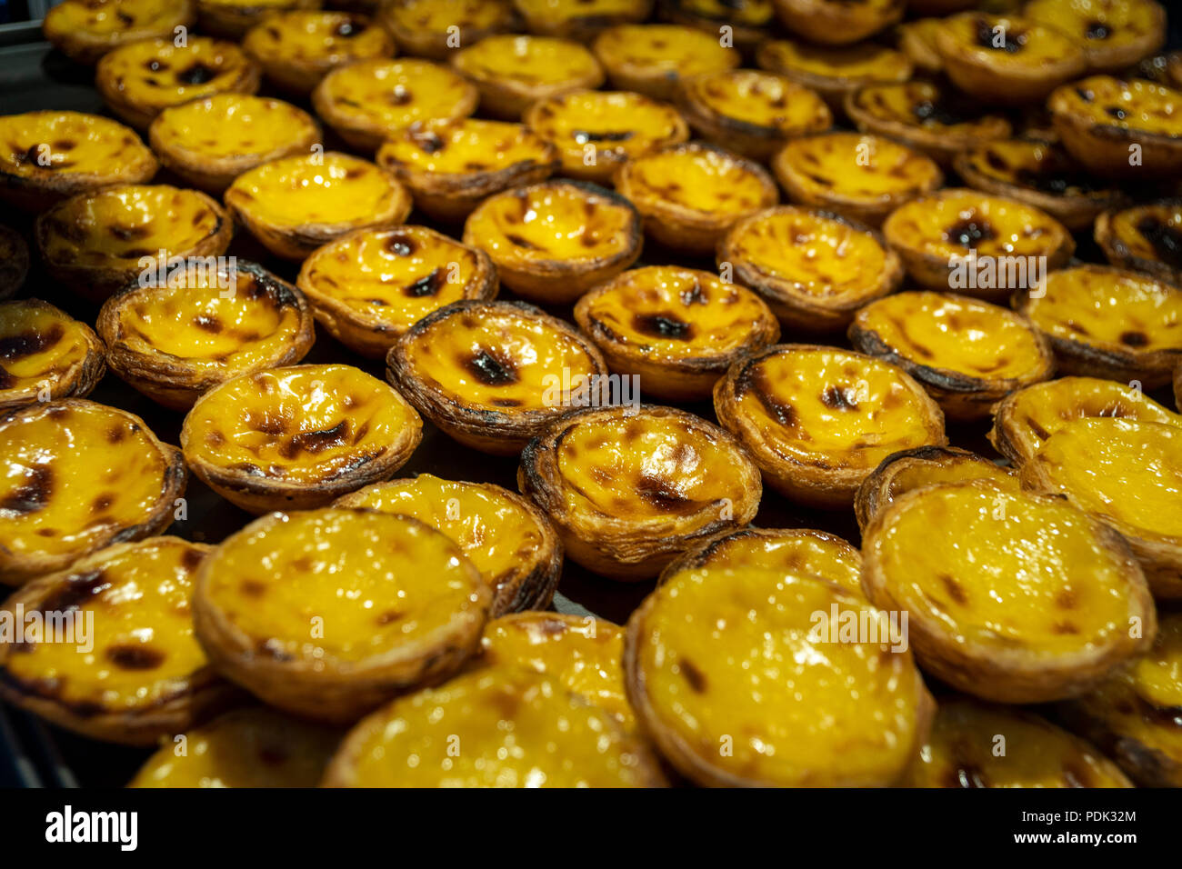 Typisch portugiesische Custard Pies - &amp;quot;Pastel de Nata&amp;quot; oder &amp;quot;Pastel de ...